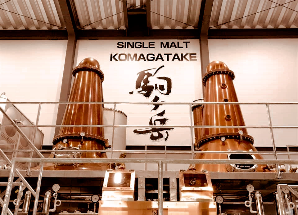  Insight into the double distillation process at Mars Komagatake Distillery, perfecting whisky for enthusiasts and connoisseurs.