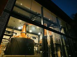 Overview of Fugaku Distillery, blending Japanese craftsmanship and the natural beauty of Mount Fuji, loved by whisky enthusiasts and whisky lovers.