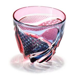  Exquisitely hand-cut Edo Kiriko glassware, a traditional Japanese craft blending elegance with modern whisky enjoyment.