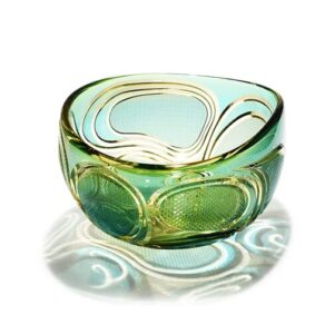  Exquisitely hand-cut Edo Kiriko glassware, a traditional Japanese craft blending elegance with modern whisky enjoyment.