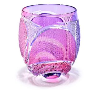 Exquisitely hand-cut Edo Kiriko glassware, a traditional Japanese craft blending elegance with modern whisky enjoyment.